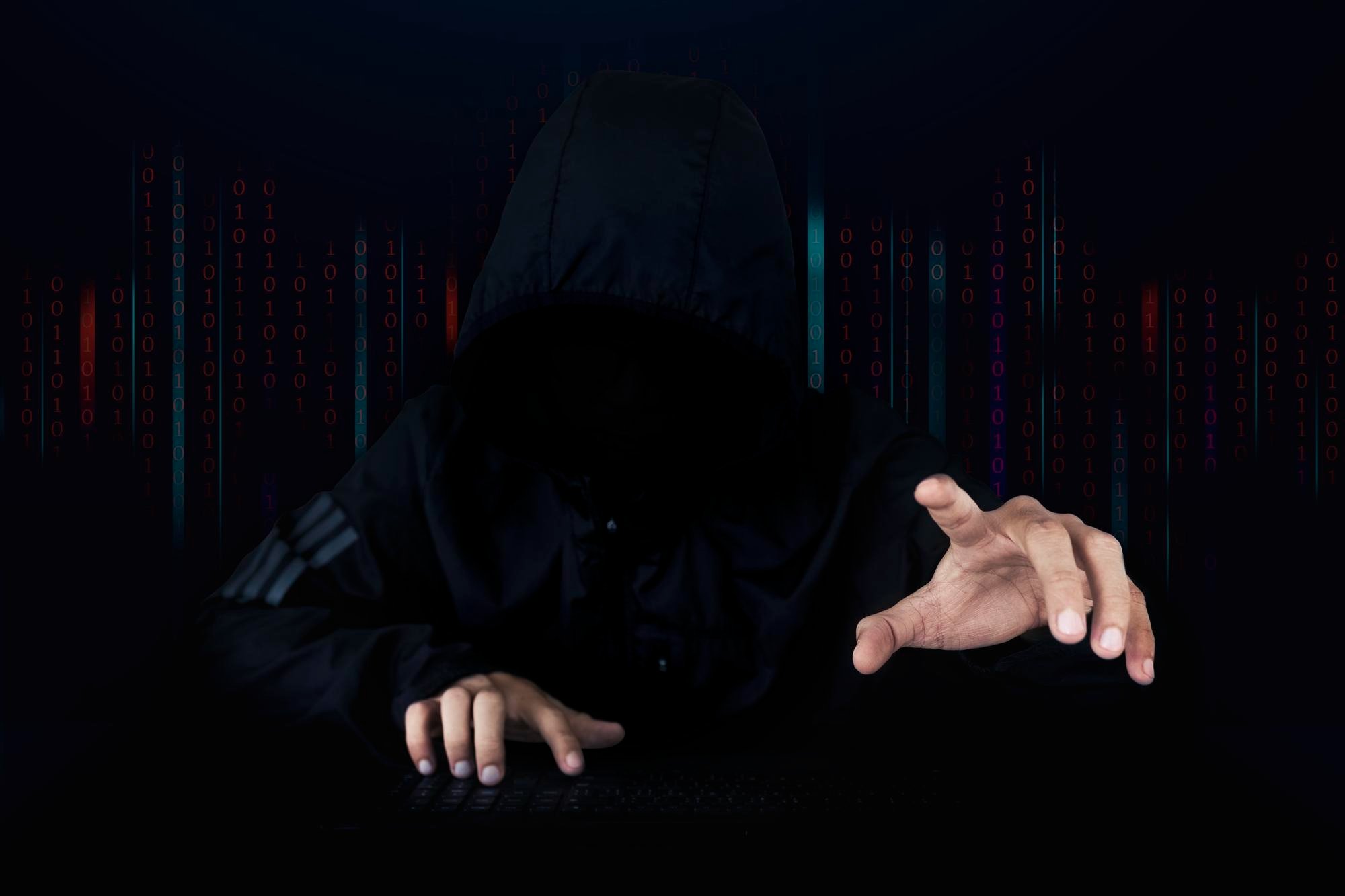 Hacker em frente de código fonte