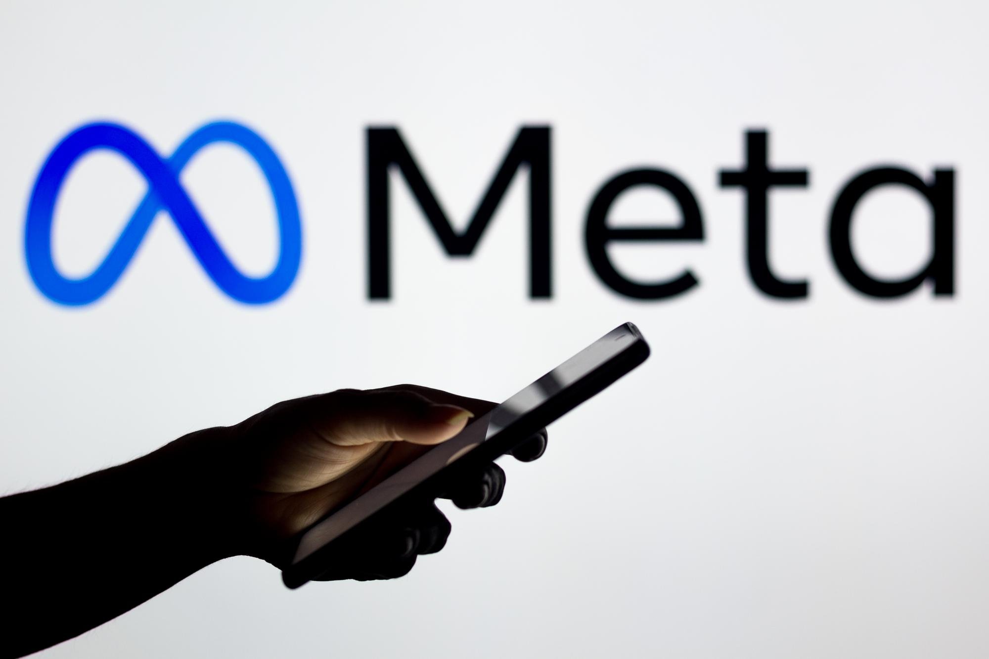 Imagem da Meta com pessoa a segurar smartphone