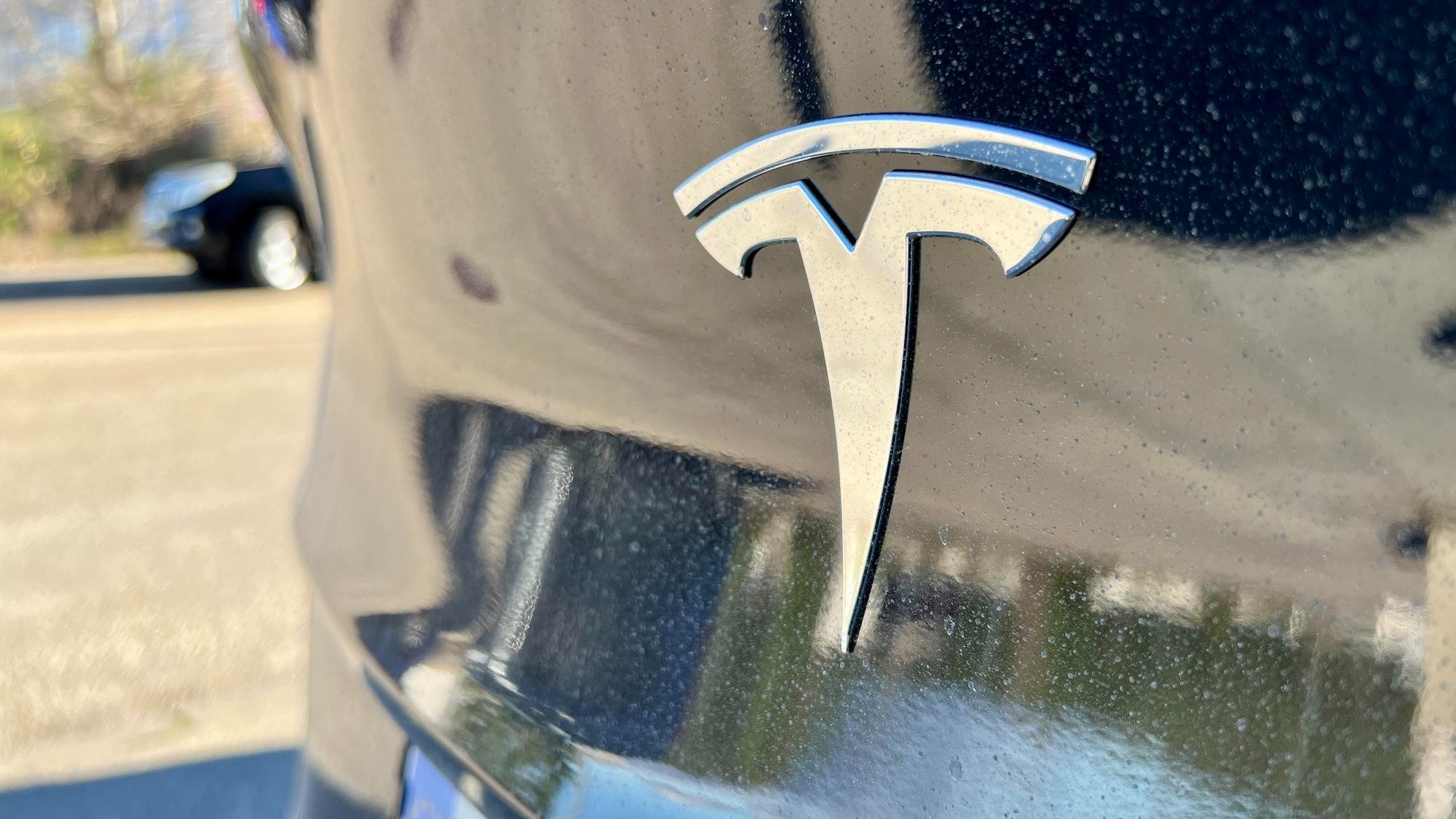 Tesla logo em traseira de carro