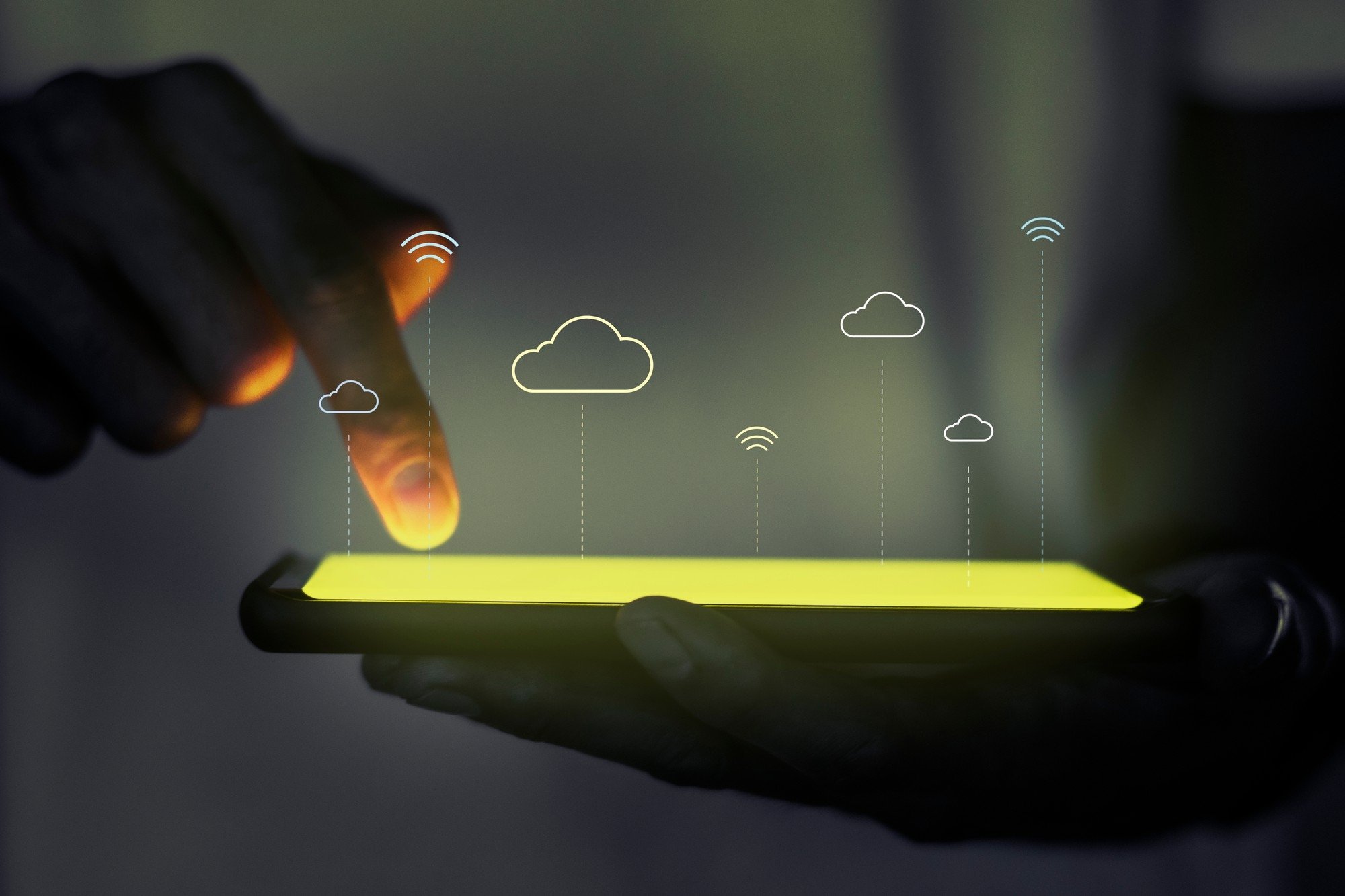 Smartphone com pessoa a tocar e vários icones da internet