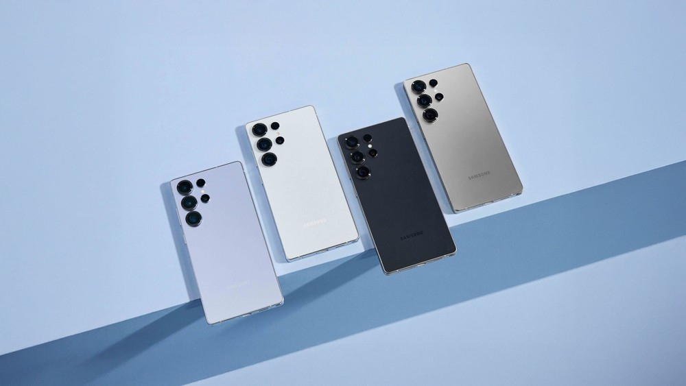 Samsung Galaxy dispositivos em mesa azul