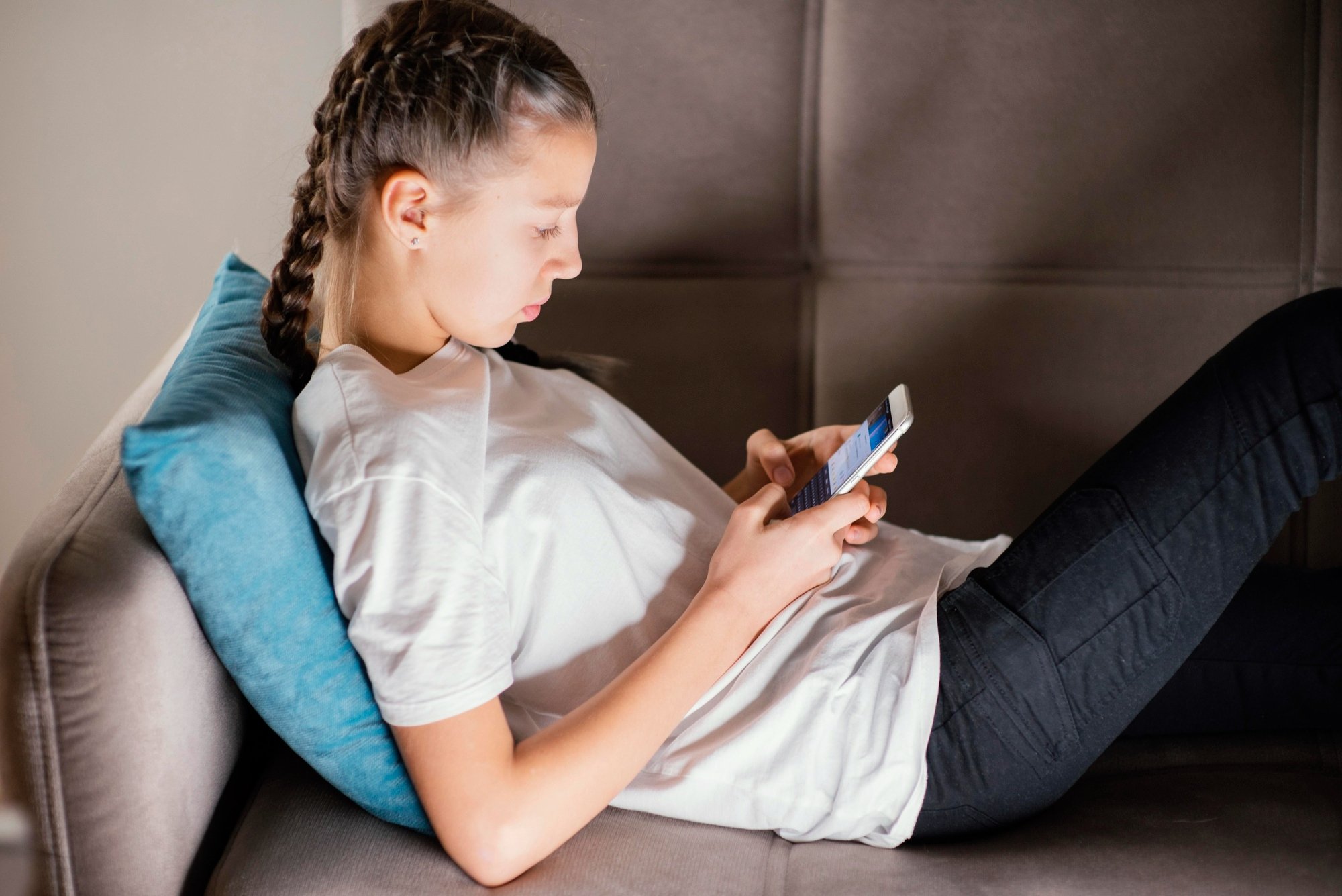 criança a usar smartphone