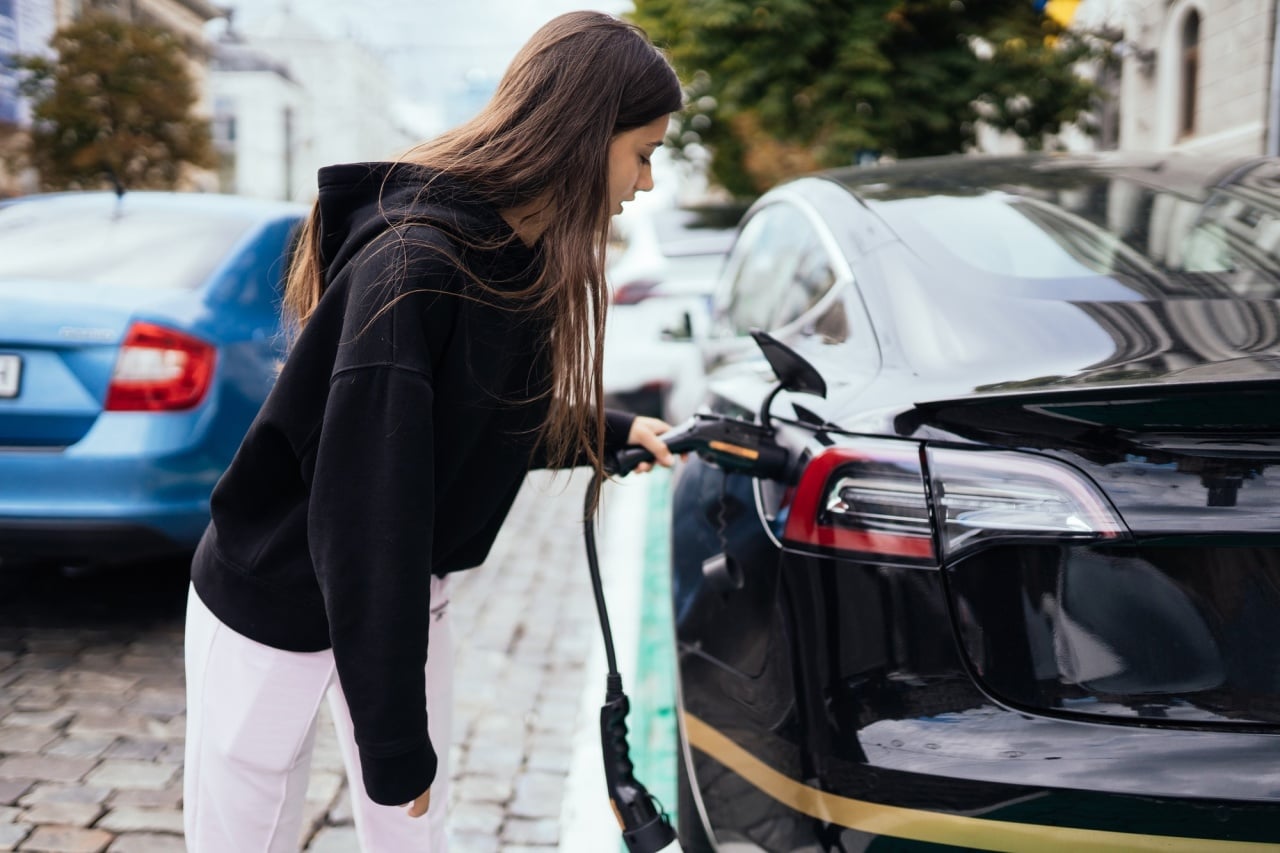 Pessoa a carregar um tesla