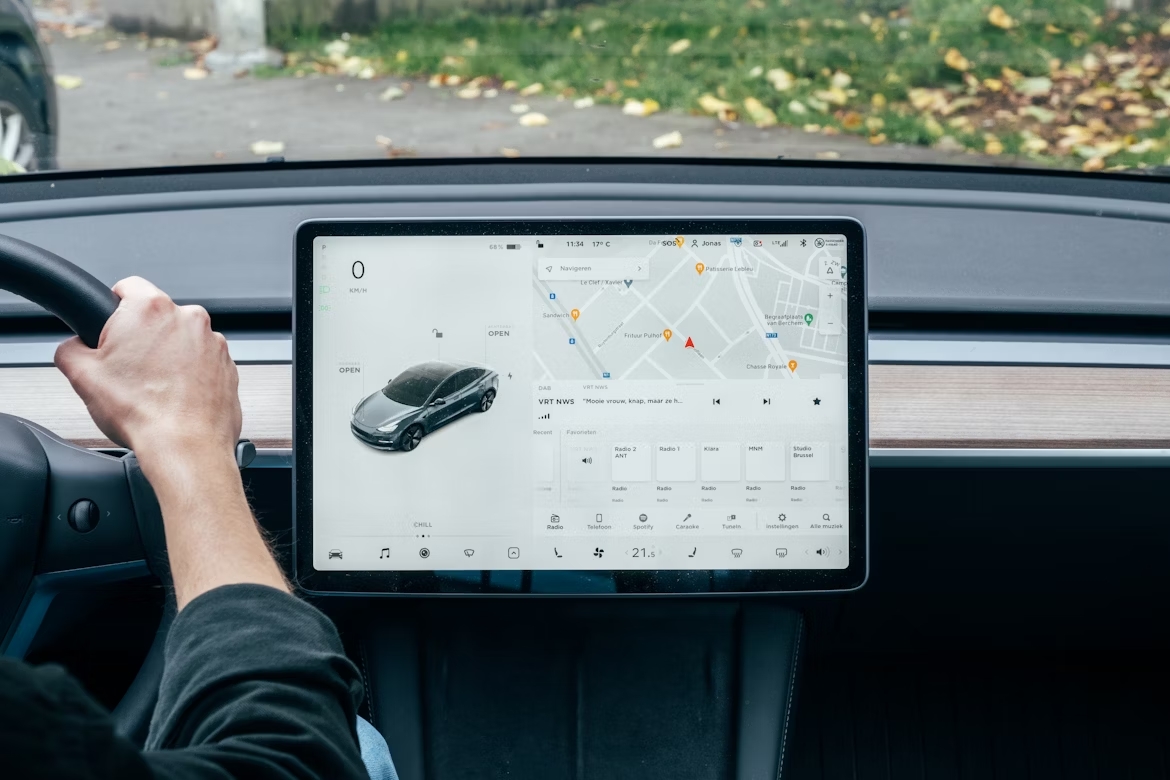 interior do monitor do tesla