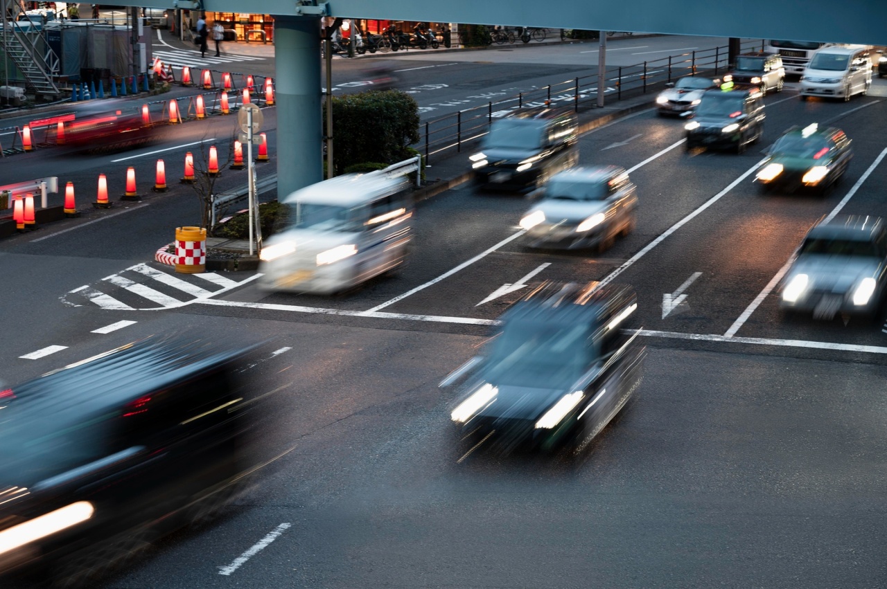 Carros a passarem em velocidade