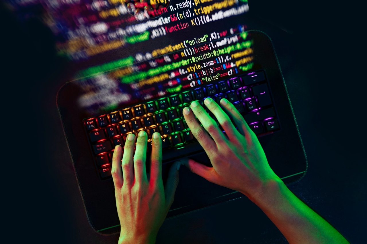 pessoa a programar em computador, com código a sair pelo topo do teclado
