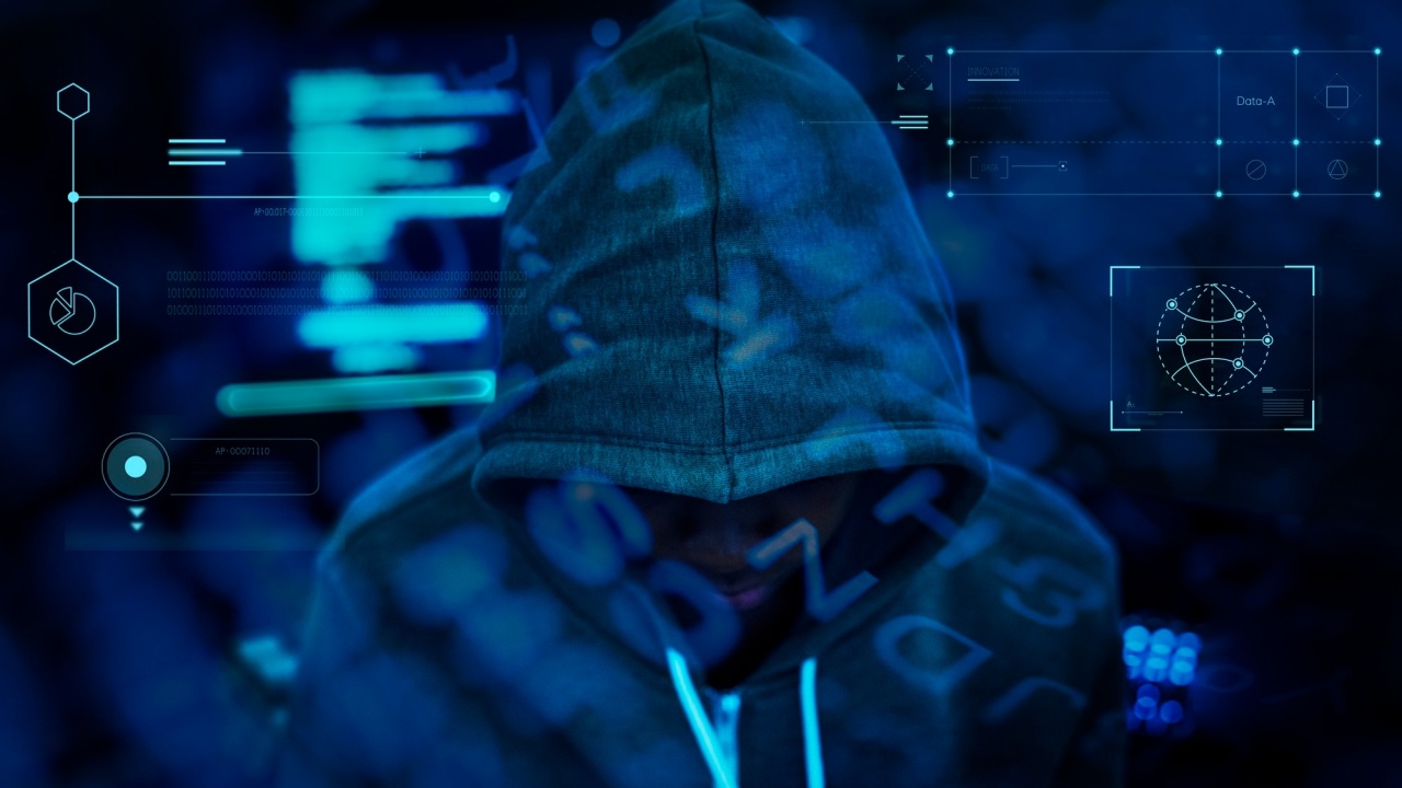 Hacker em frente de quadro digital