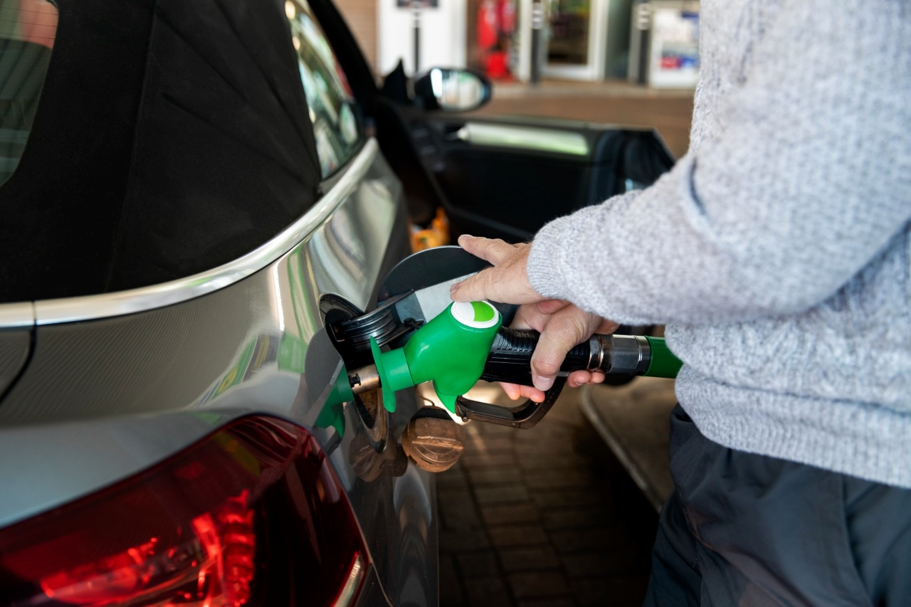 Pessoa a meter gasolina no carro