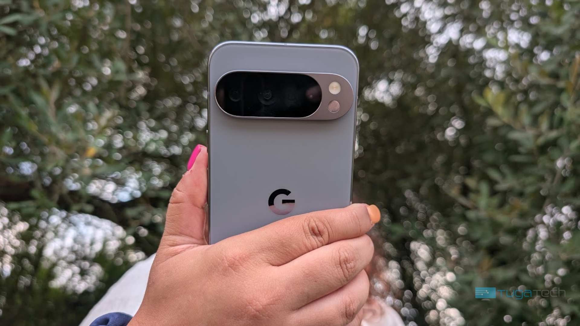 Pixel 10 Pro XL a ser segurado