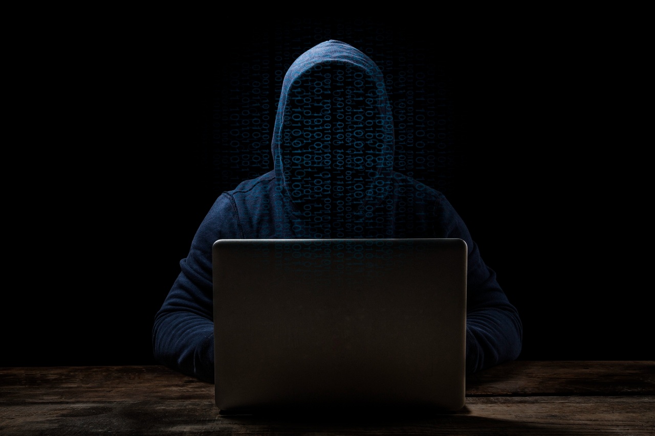 hacker em frente de computador