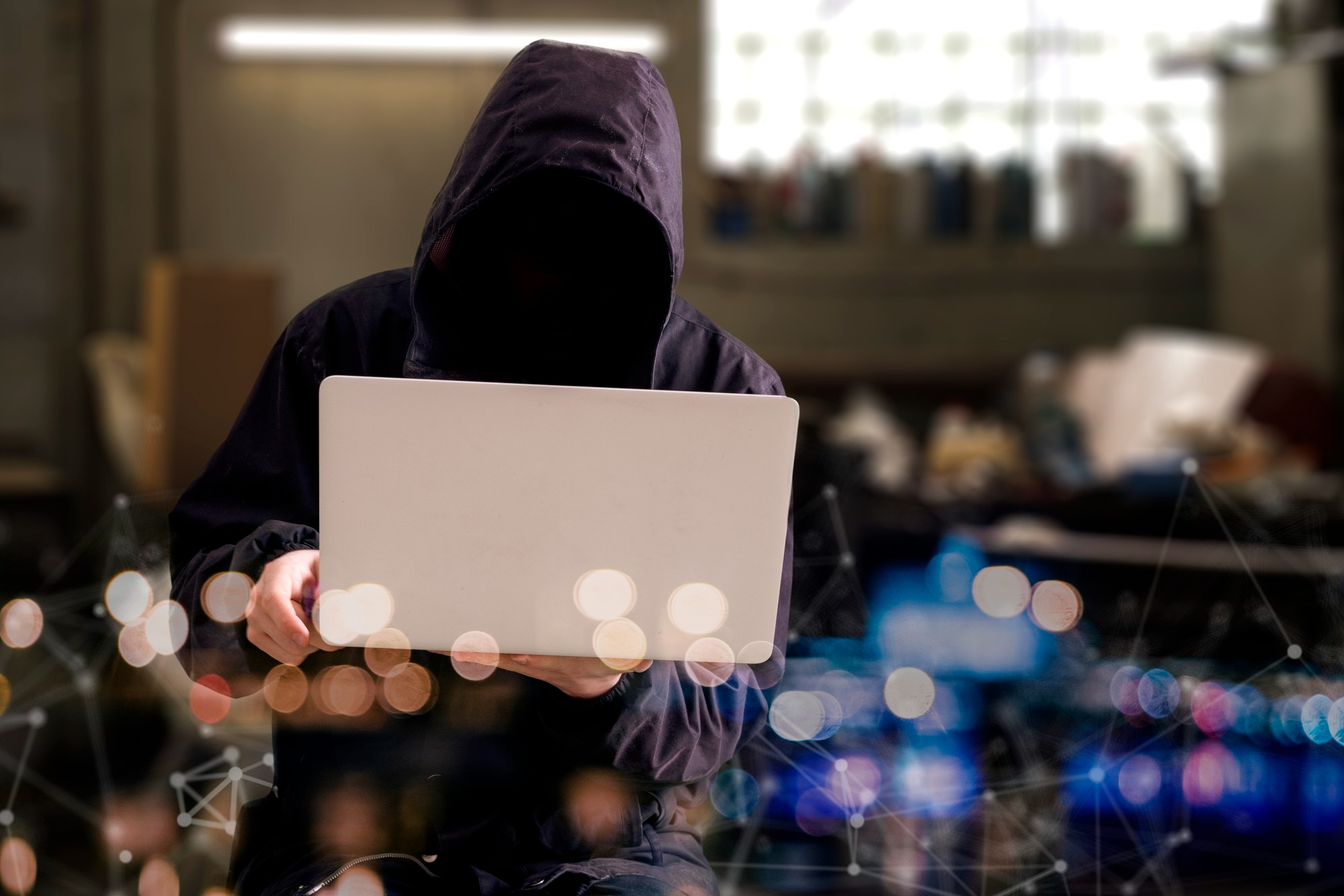 hacker em frente de computador