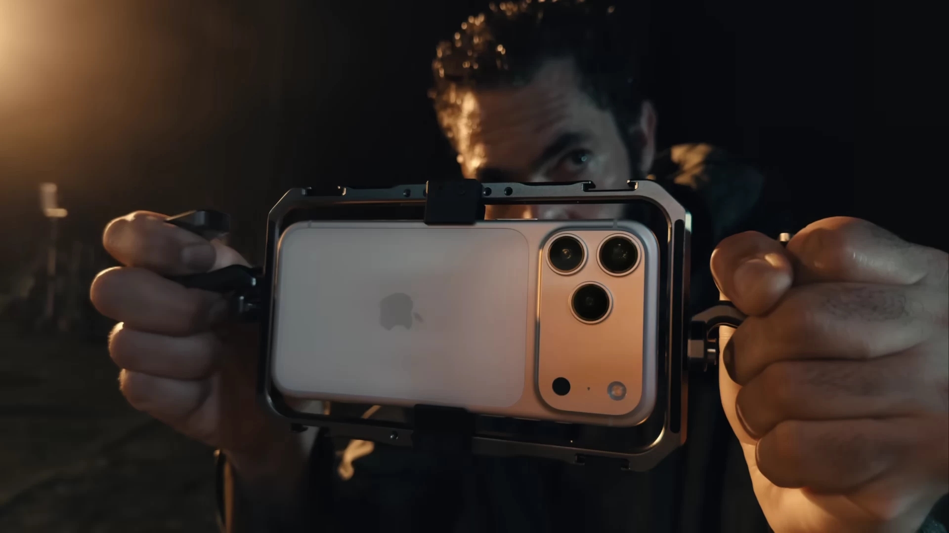 apple iphone 17 em estrutura de cinema