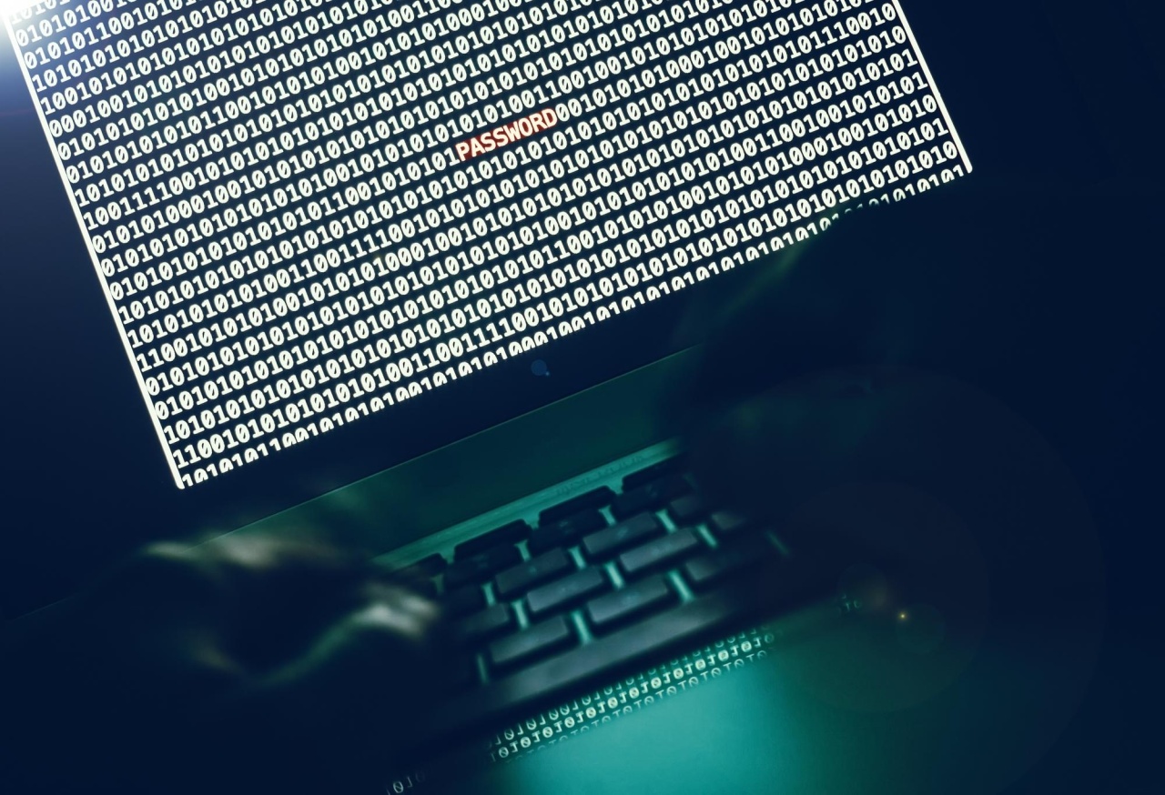 hacker em frente de computador