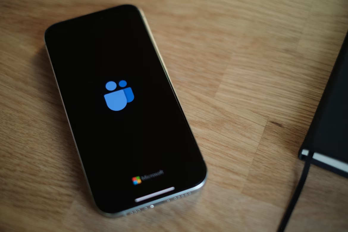 Microsoft Teams logo em smartphone