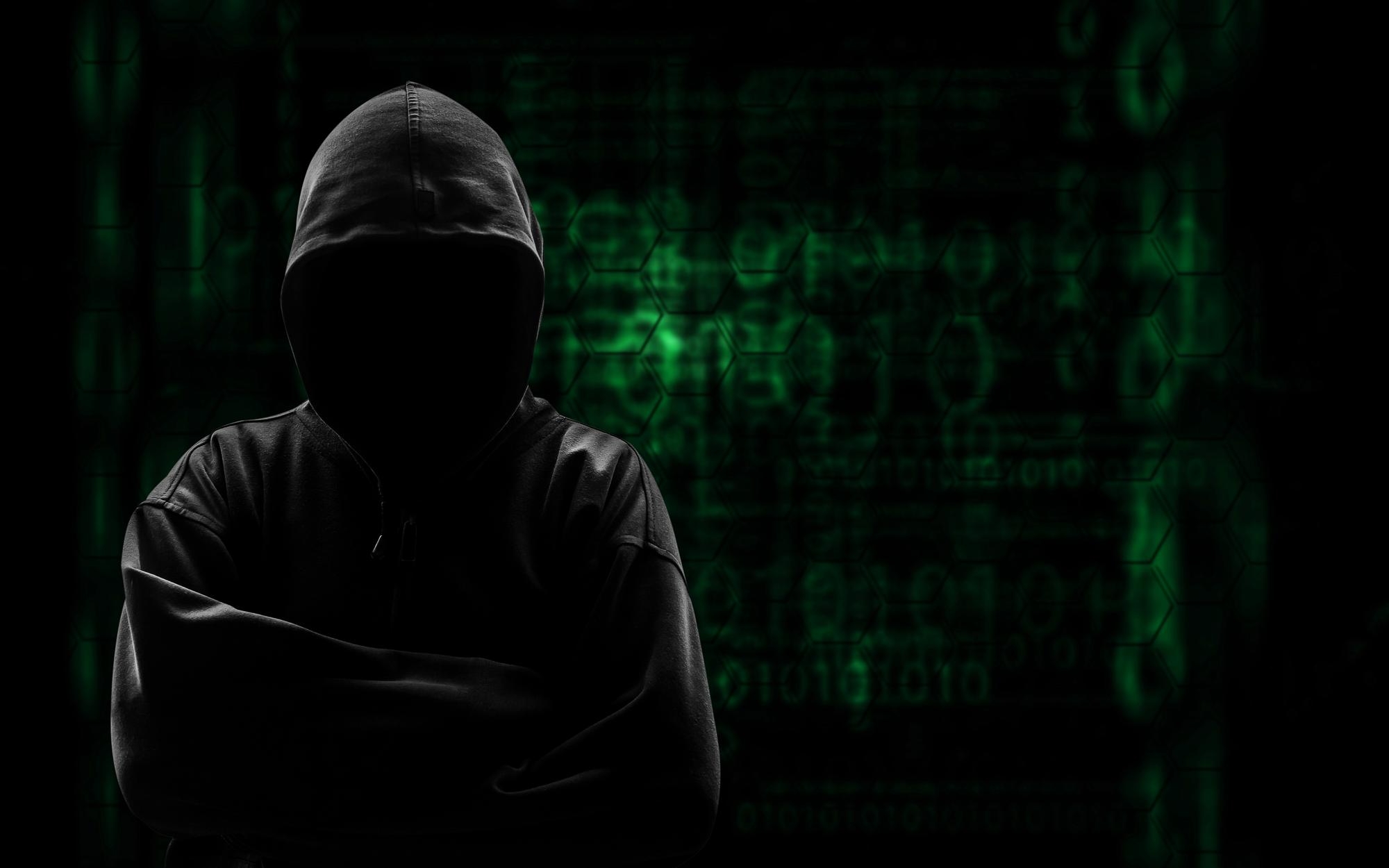 Hacker em frente de código verde