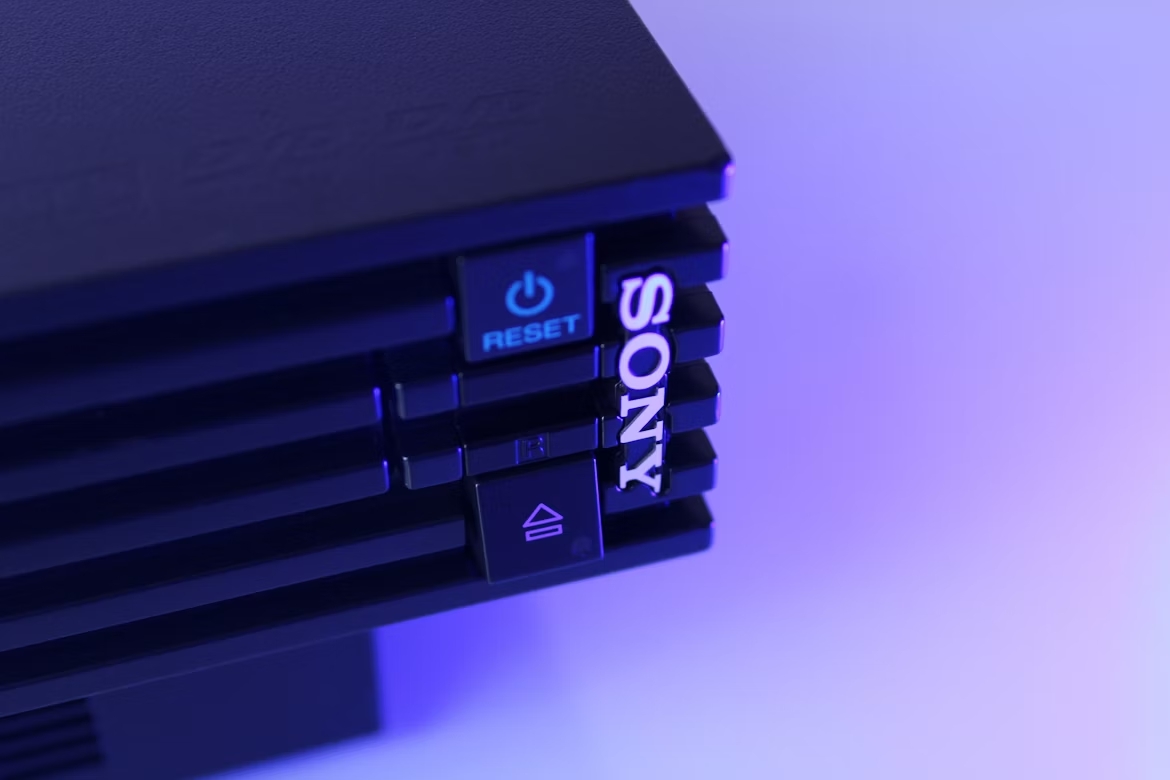 consola preta da sony