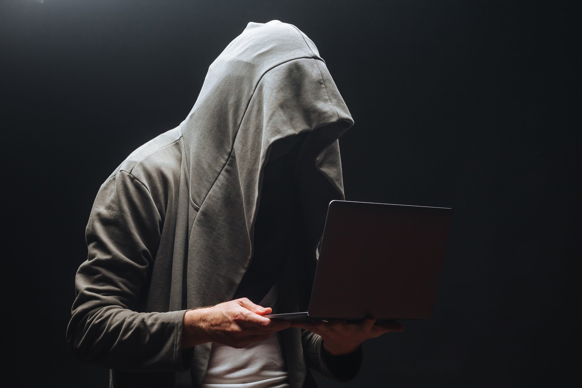 hacker retratado em imagem