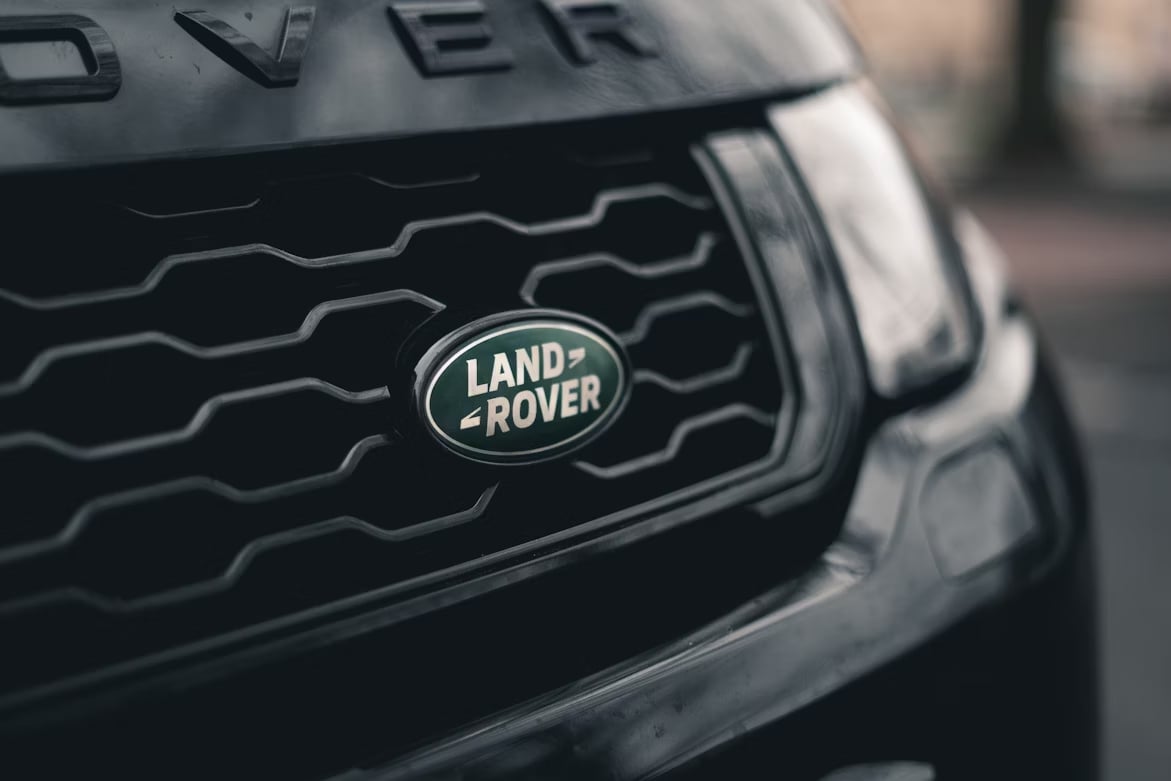 Land Rover logo em frente de jipe