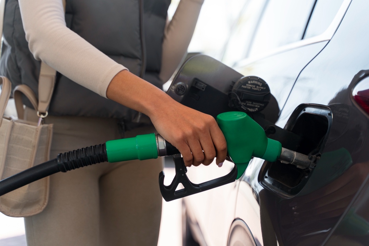 pessoa a colocar gasolina no carro