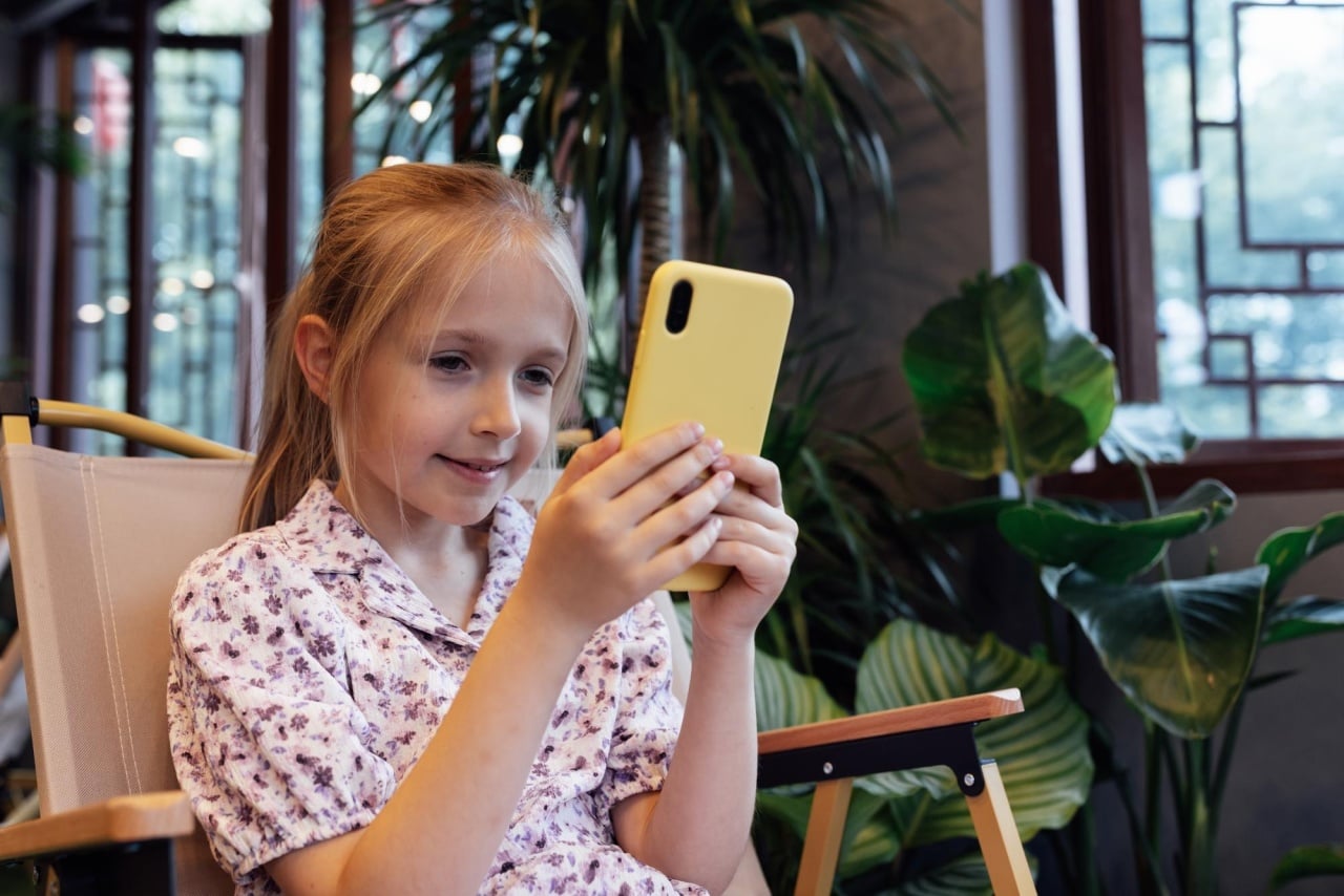Criança com smartphone