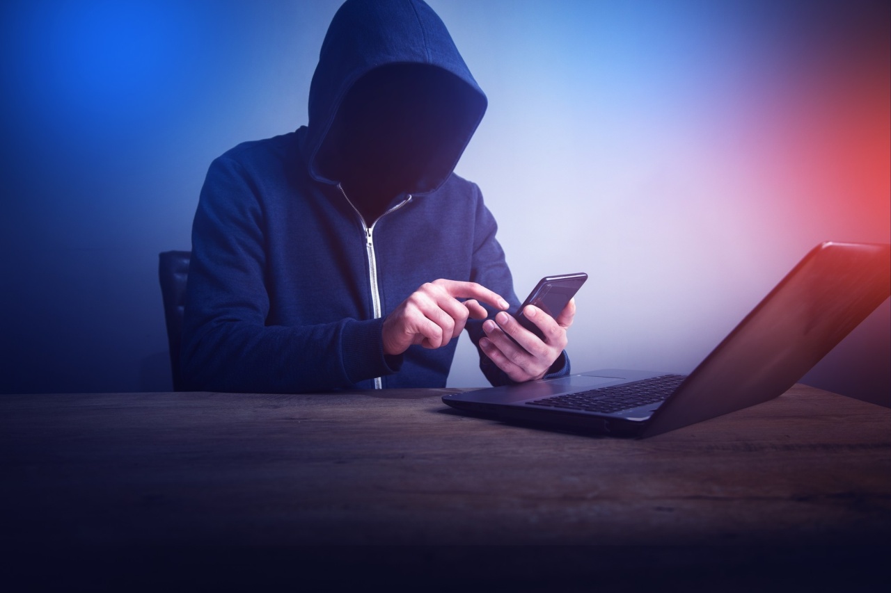 Scammer em frente de computador