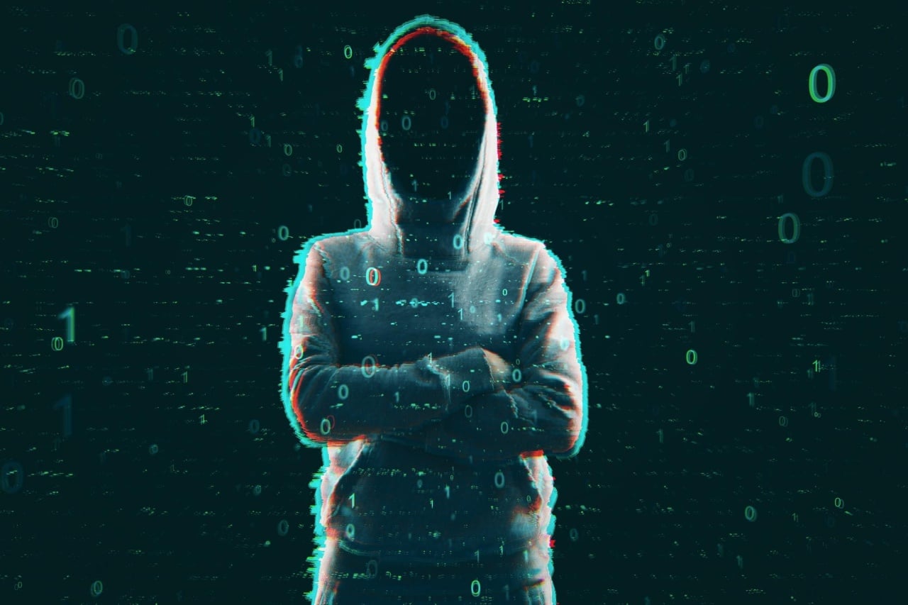 hacker em frente de codigo digital
