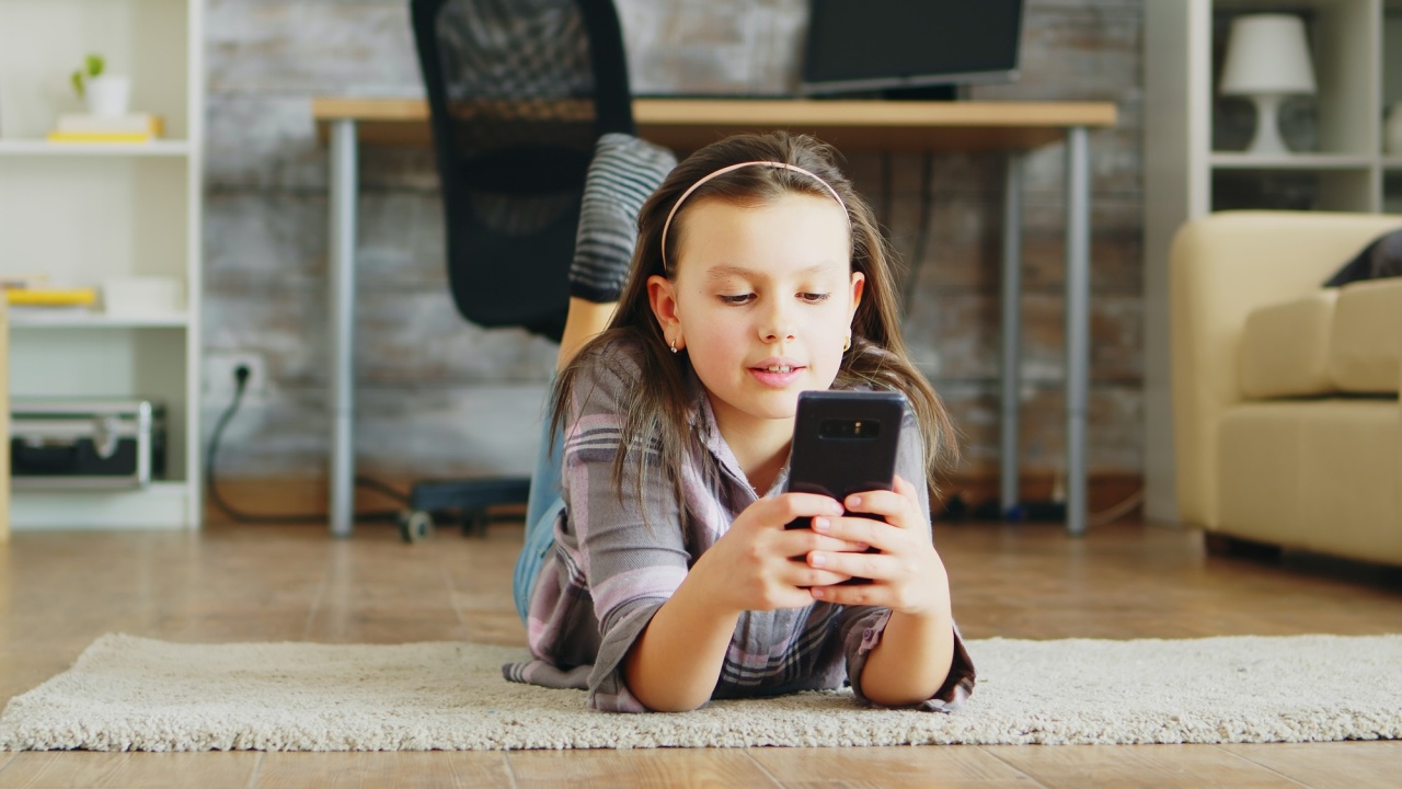 Criança a usar smartphone