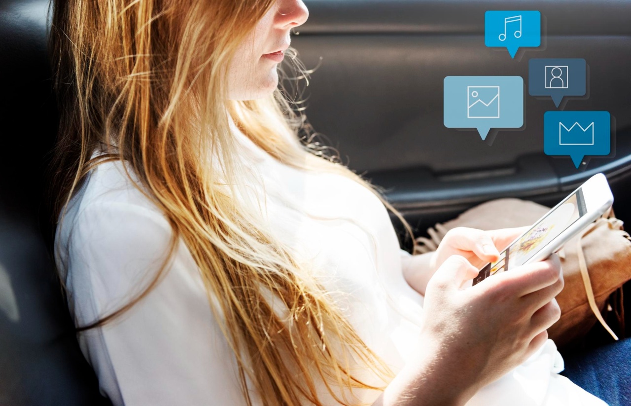 pessoa a usar smartphone para conversas