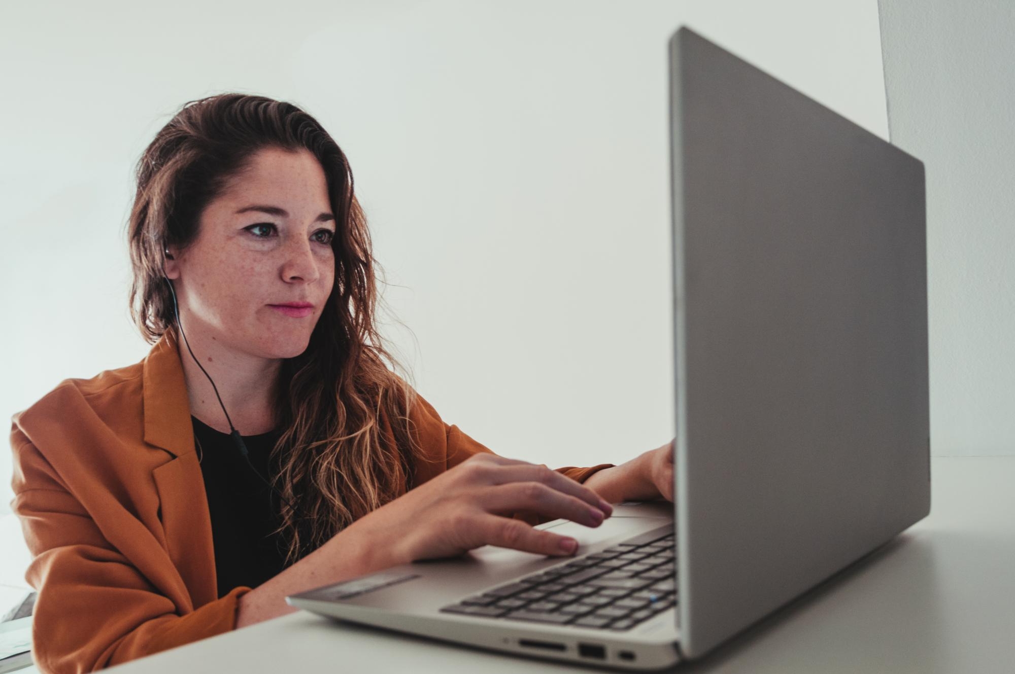 pessoa a usar computador