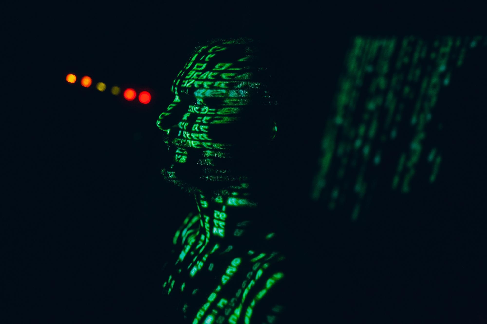 hacker em fundo digital