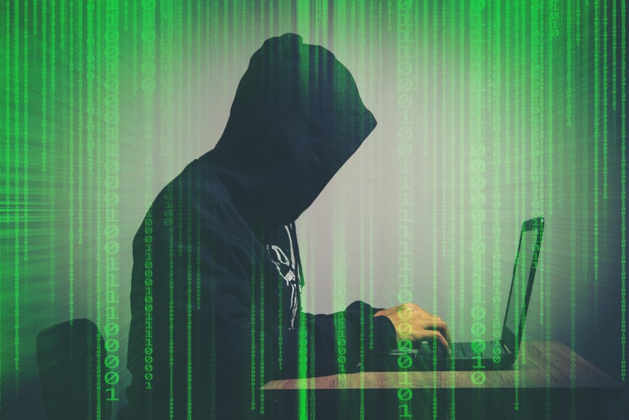 hacker em frente de computador