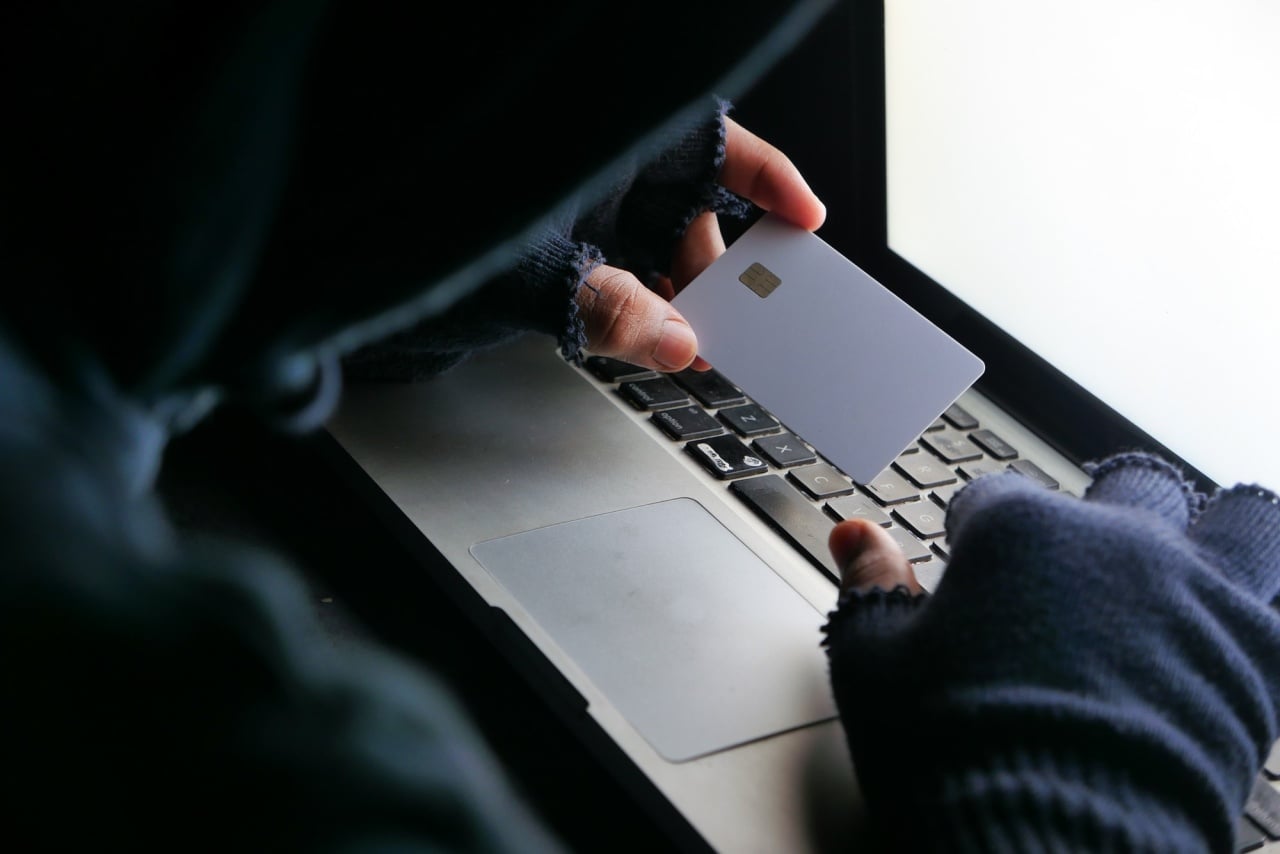 cartão de crédito em mão de hacker