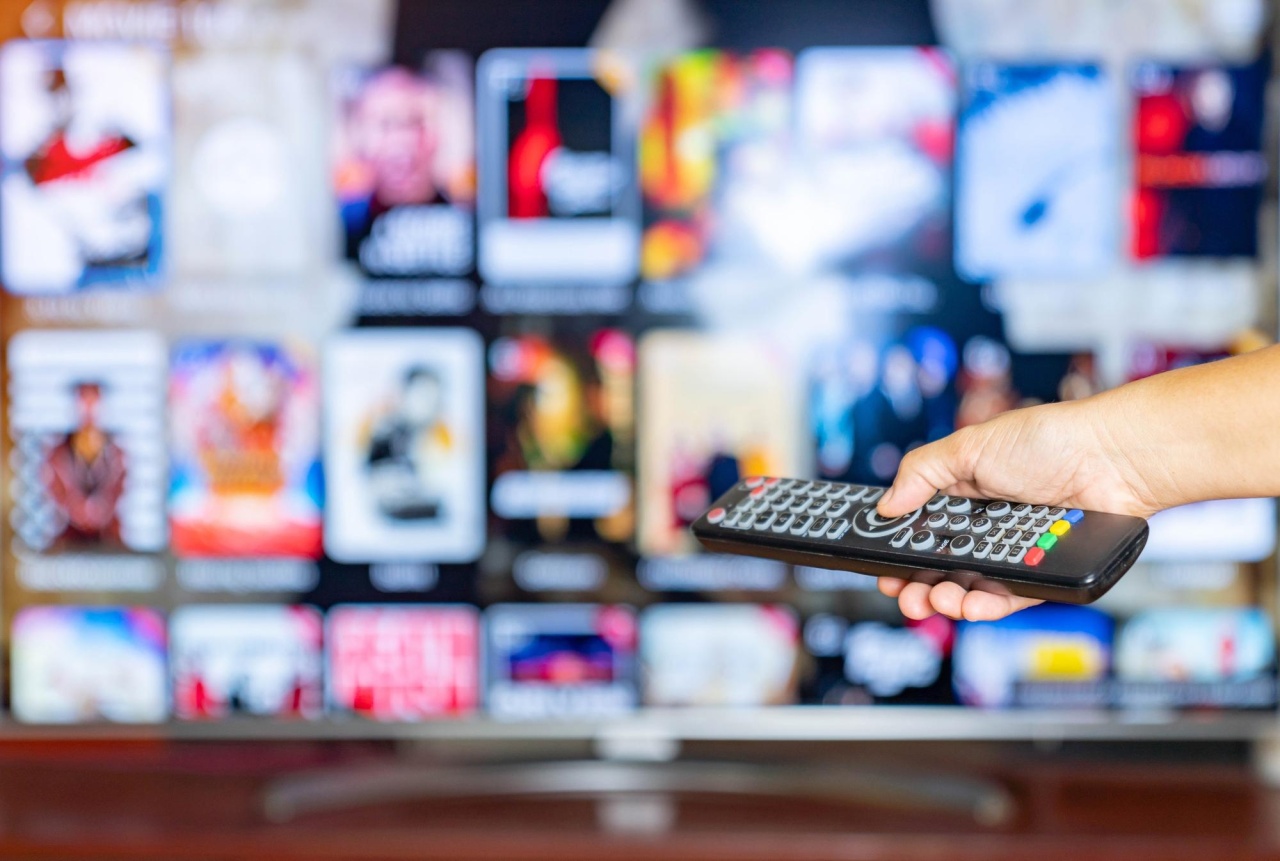 comando a apontar para uma TV