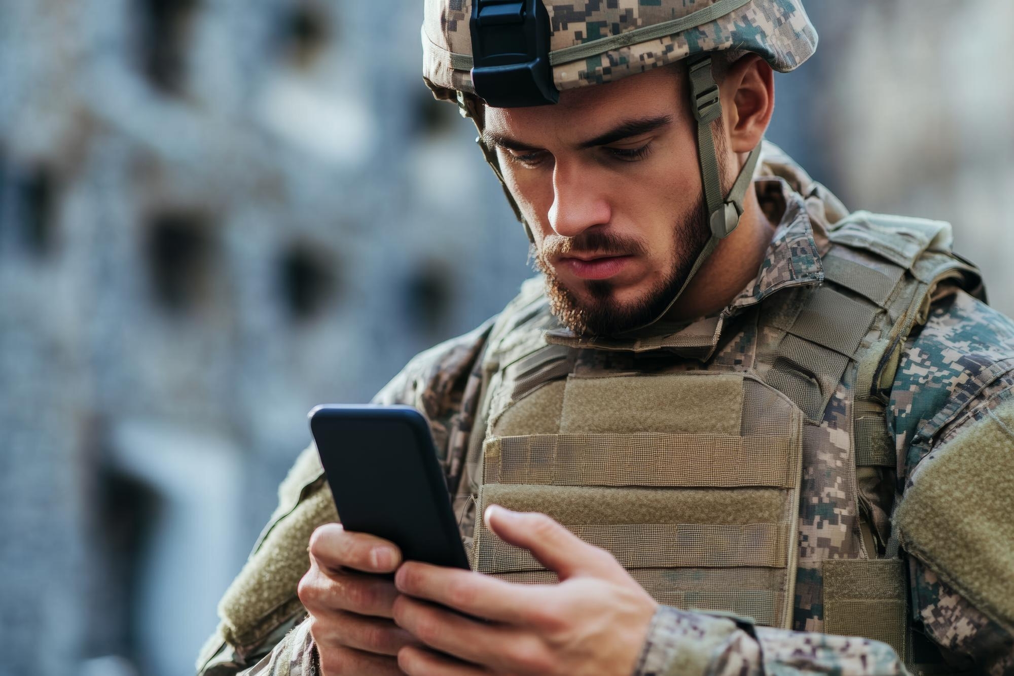 militar a usar smartphone