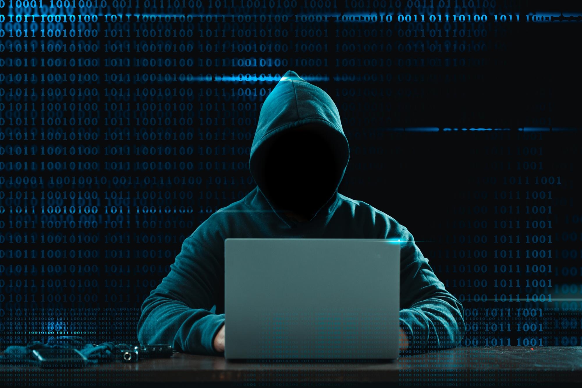 hacker em frente de computador