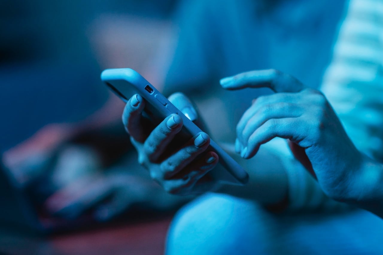 pessoa a usar smartphone