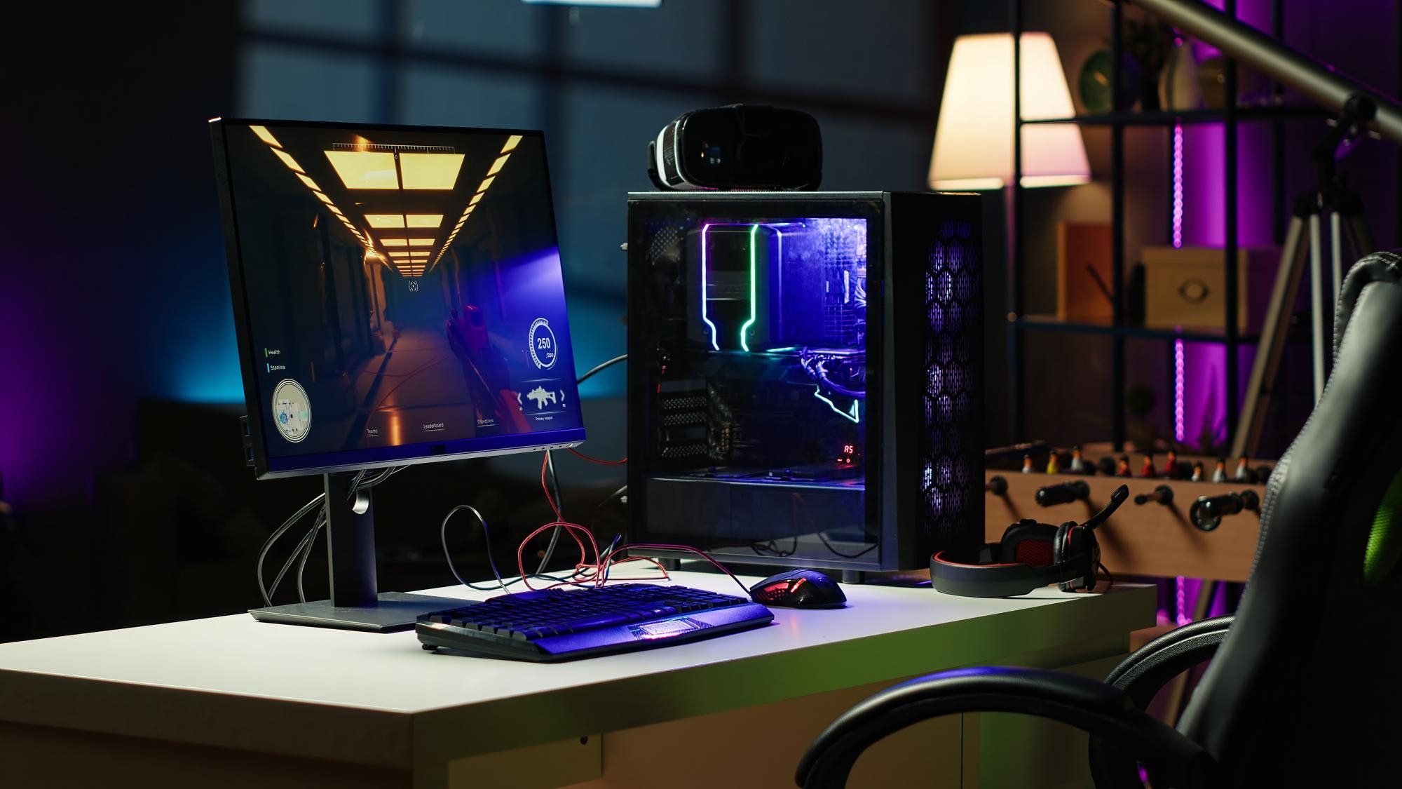 computador gaming em cima de secretária