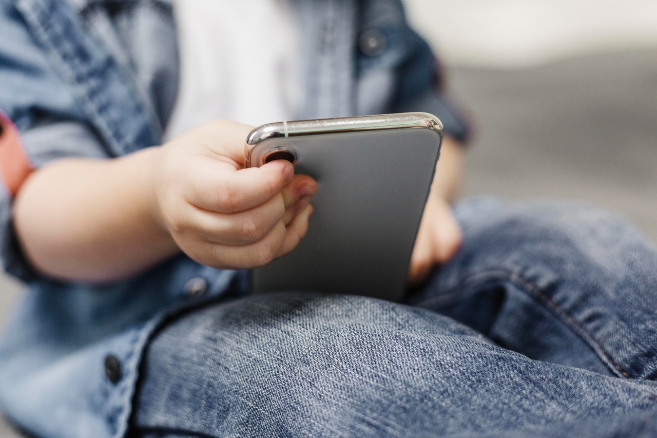 Criança em smartphone