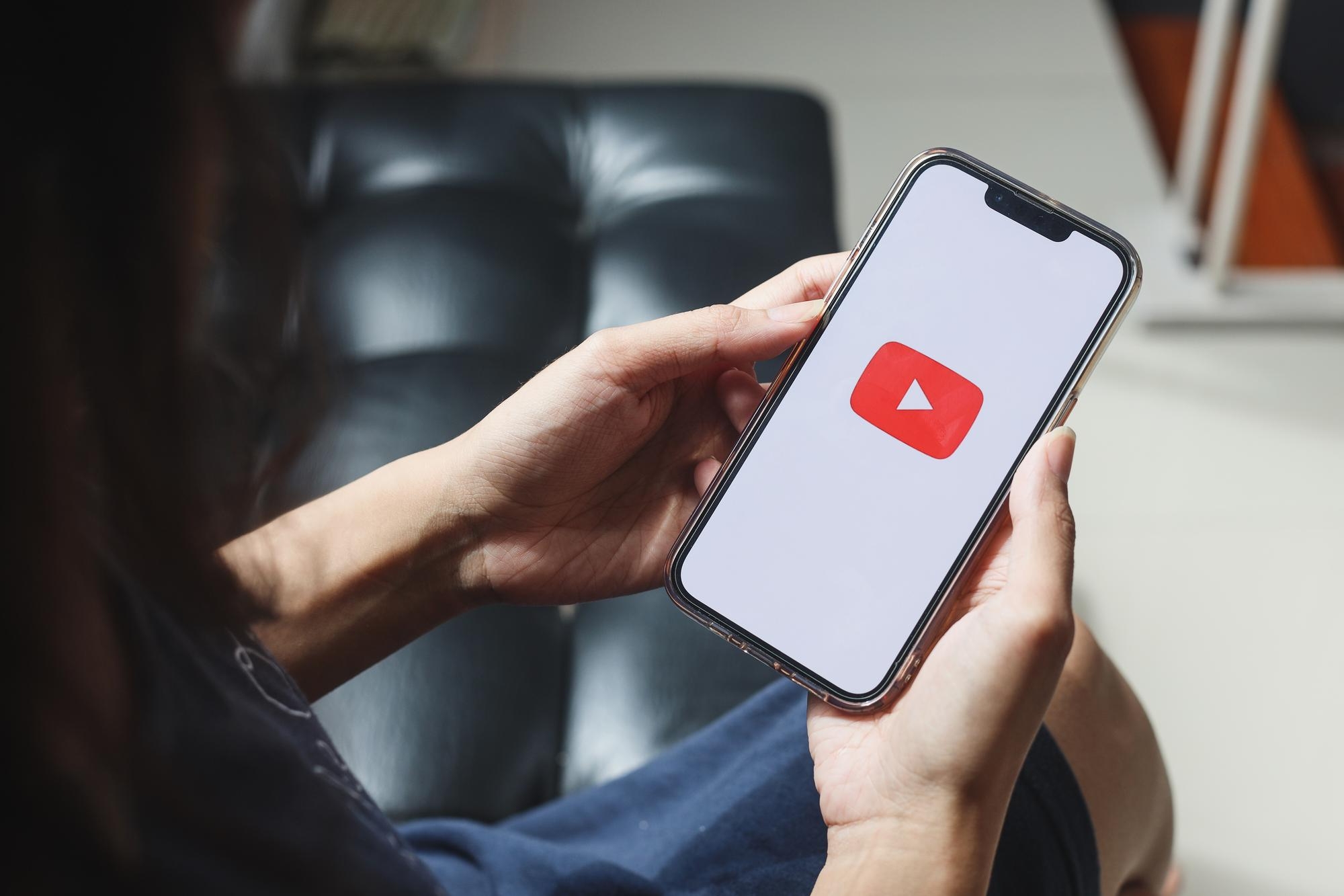 pessoa a usar smartphone com youtube