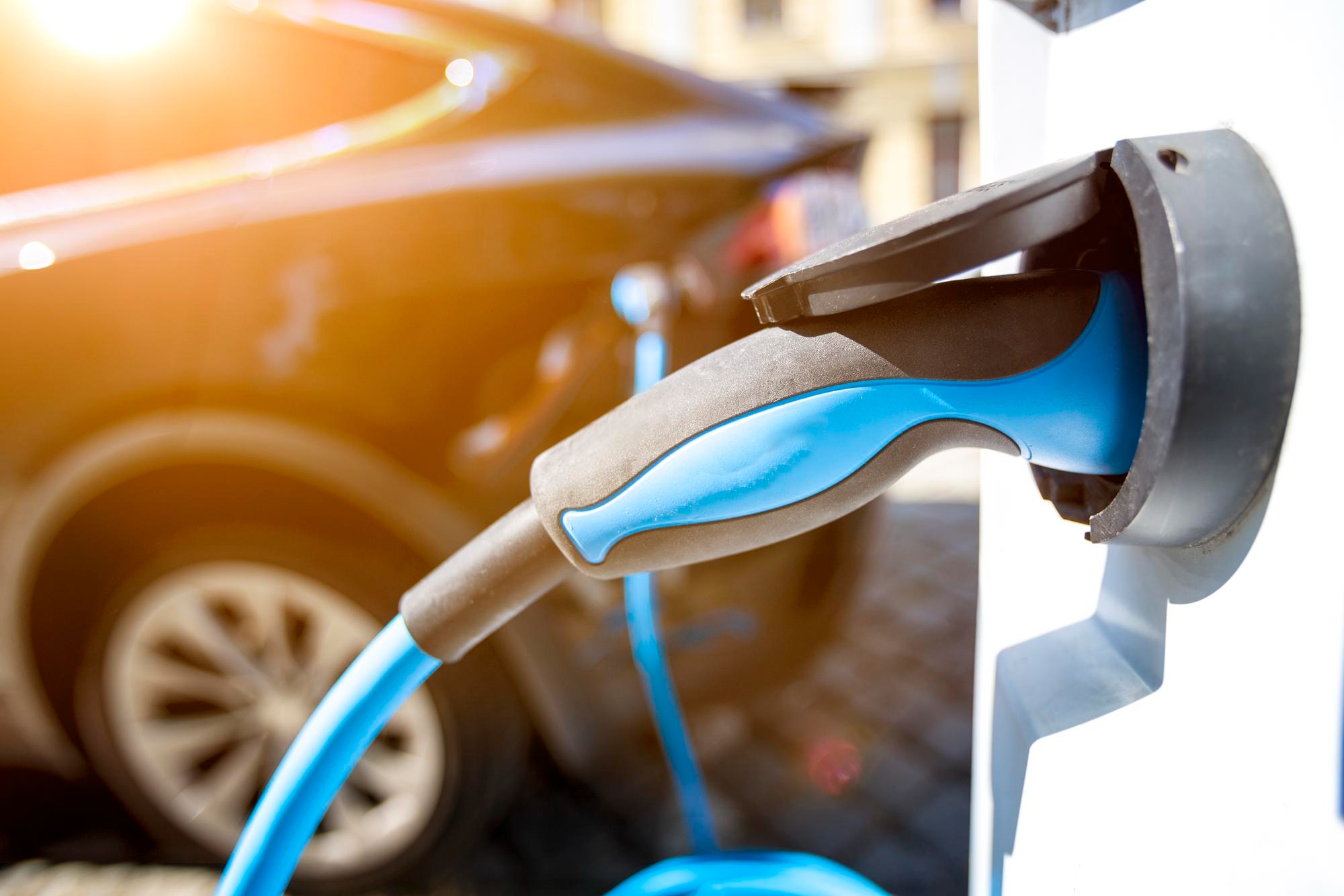 veículo elétrico em carregamento