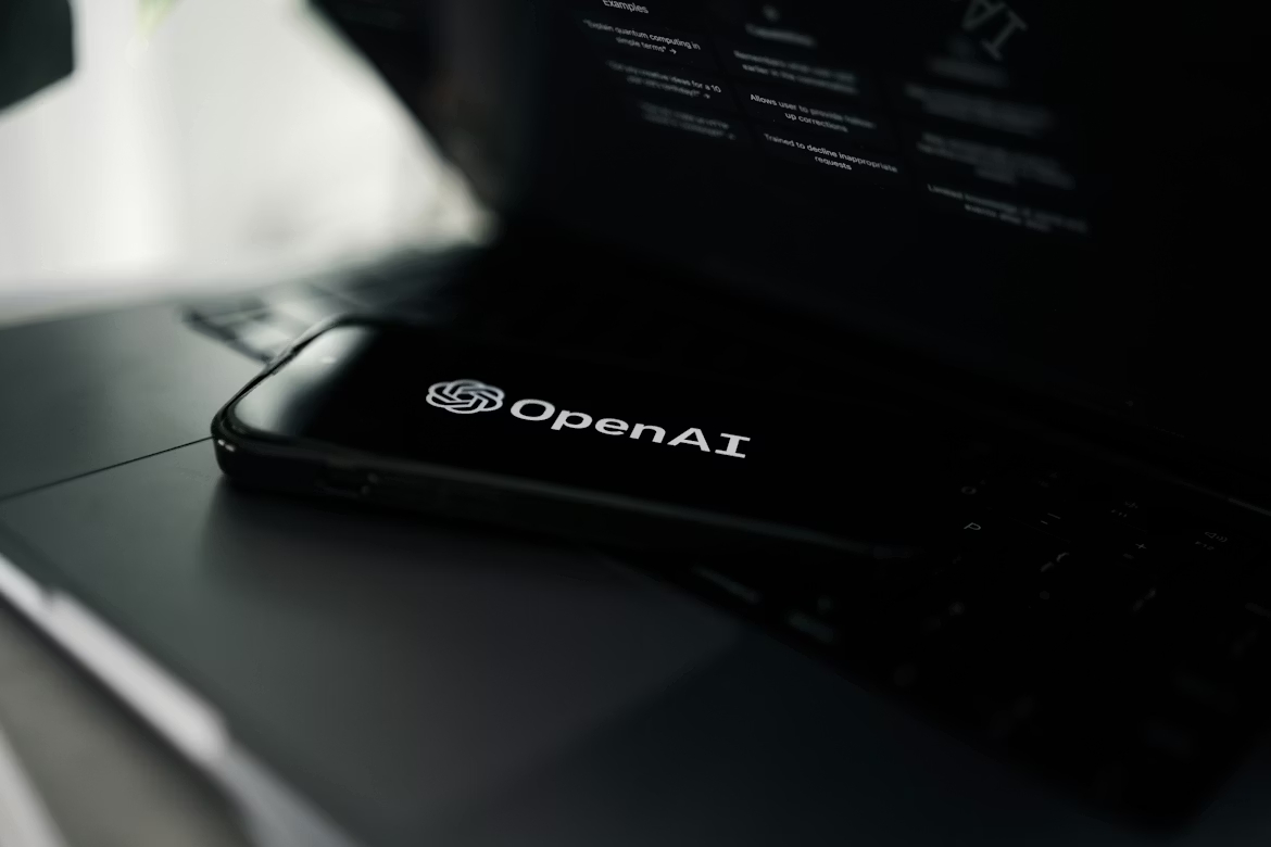 OpenAI em smartphone em cima de teclado de computador