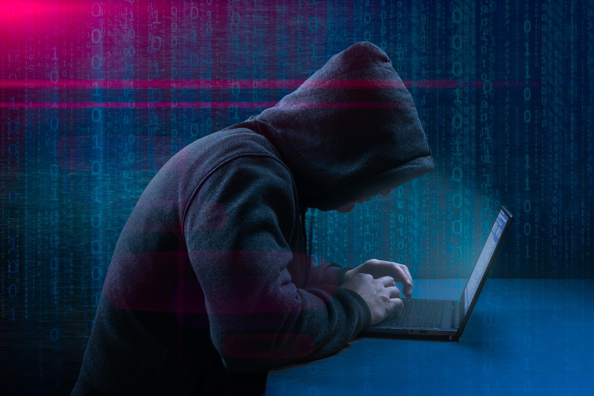 hacker em frente de computador