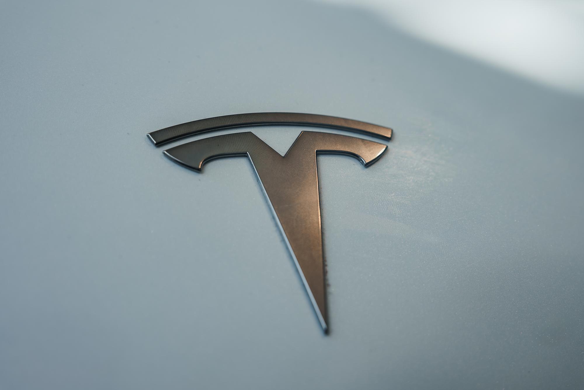 tesla logo em carro