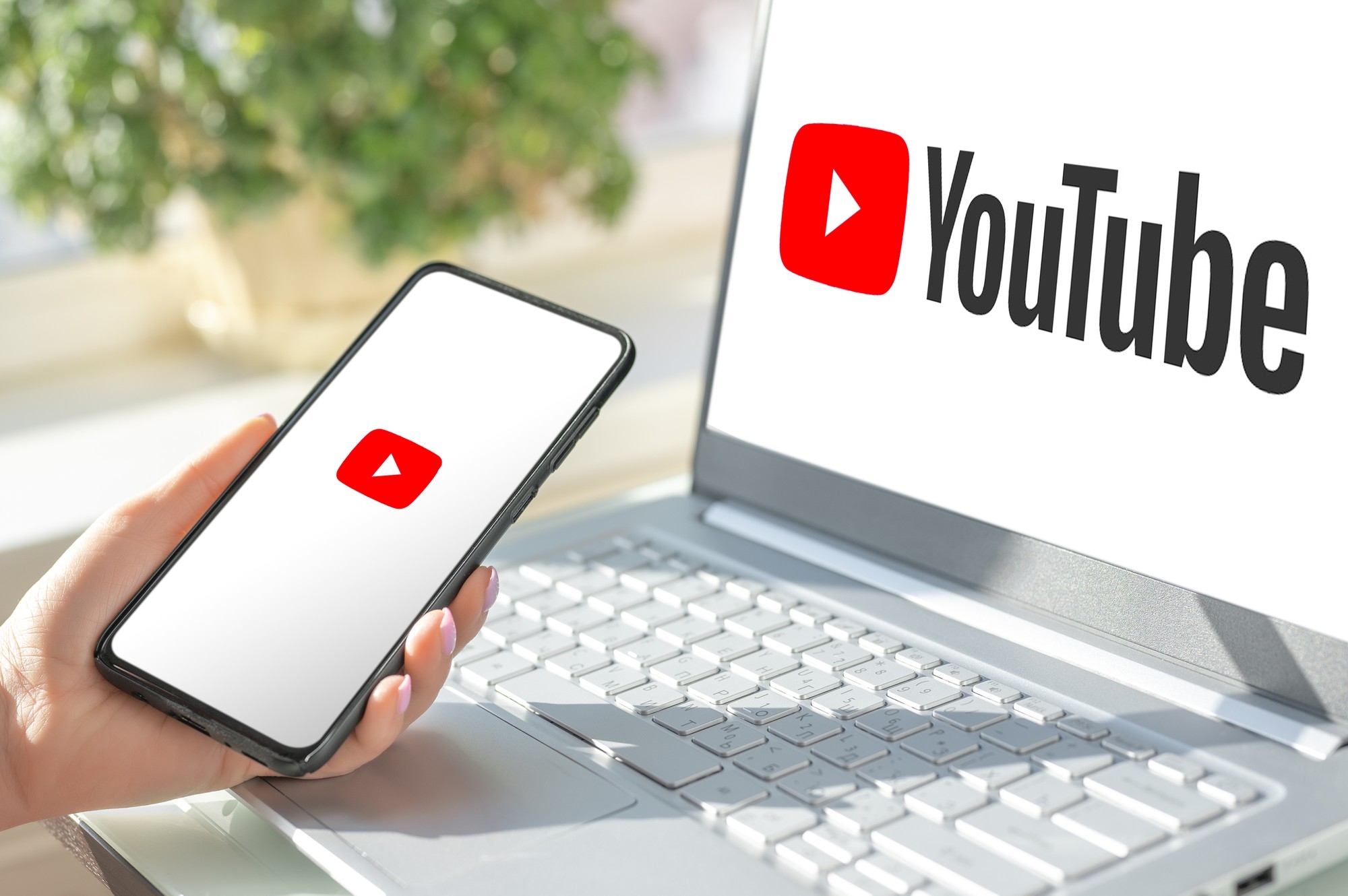 youtube logo em smartphone e telemóvel