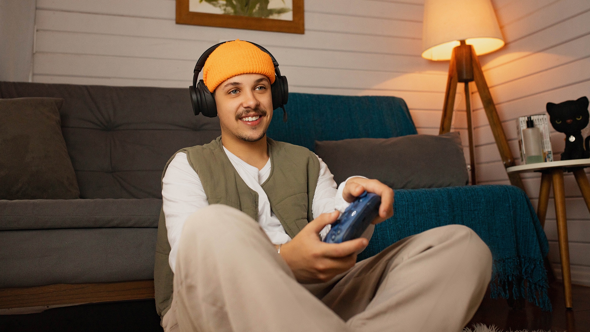pessoa a usar headphones com comando da xbox da Microsoft