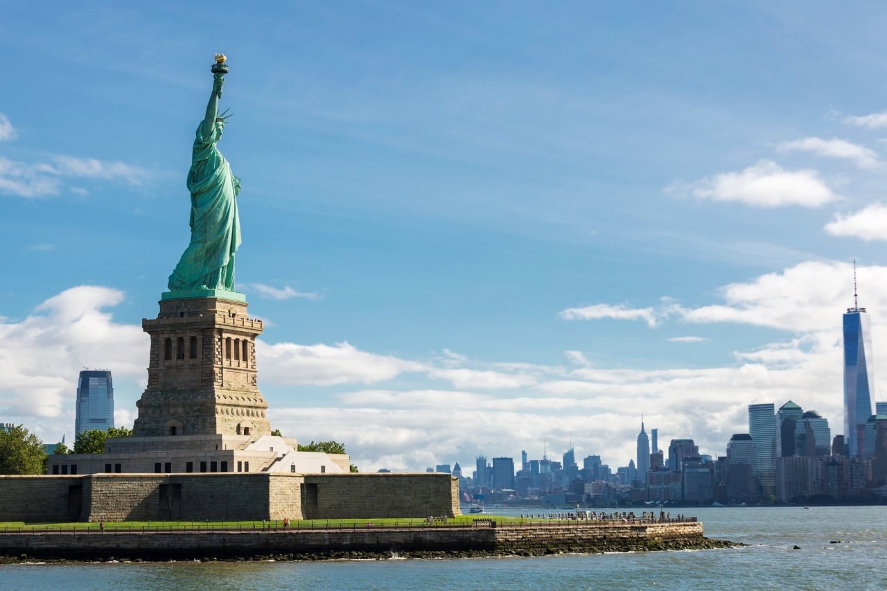 Cidade de Nova Iorque com estátua da Liberdade em destaque