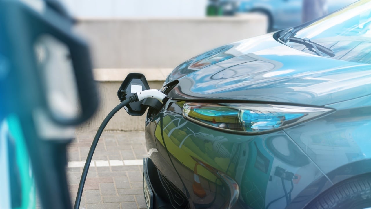 carro elétrico em carregamento