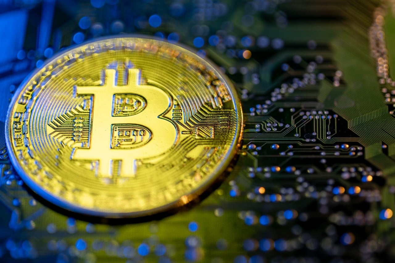 Bitcoin em cima de teclado