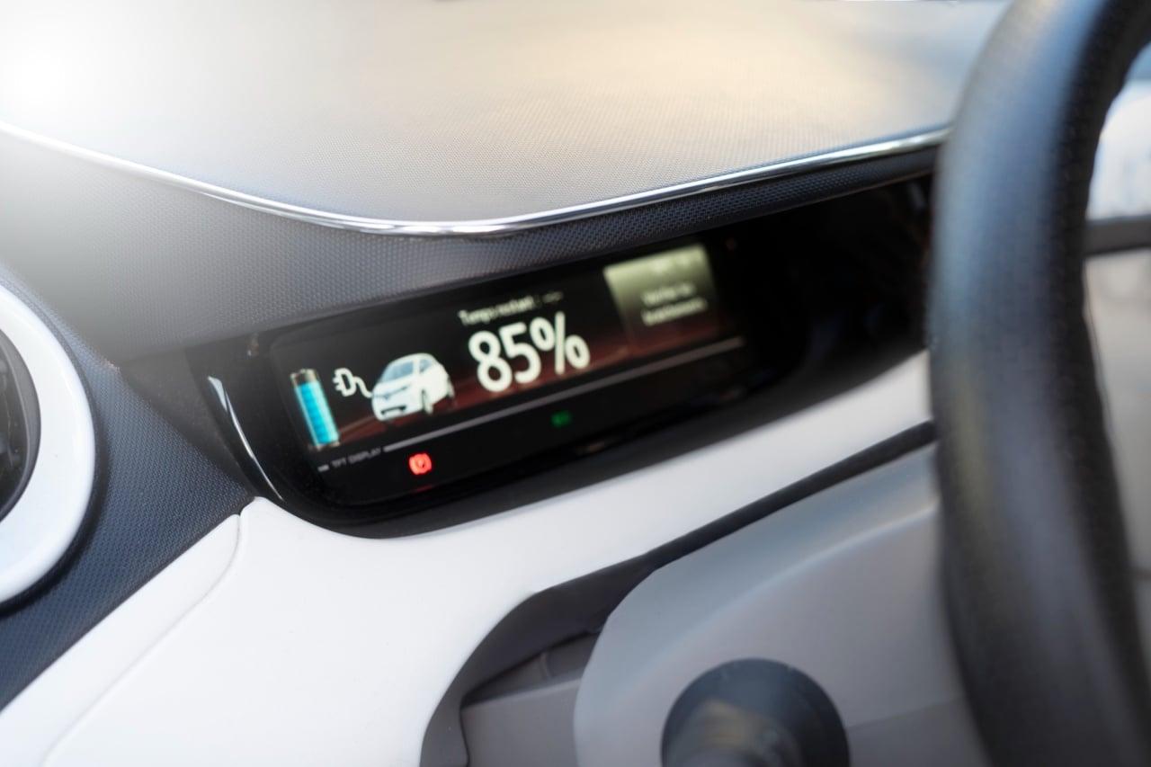 carro elétrico com bateria em carregamento a 85%