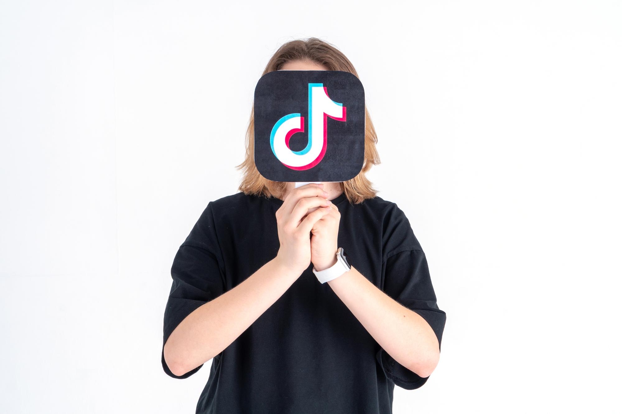 tiktok logo em frente de pessoa